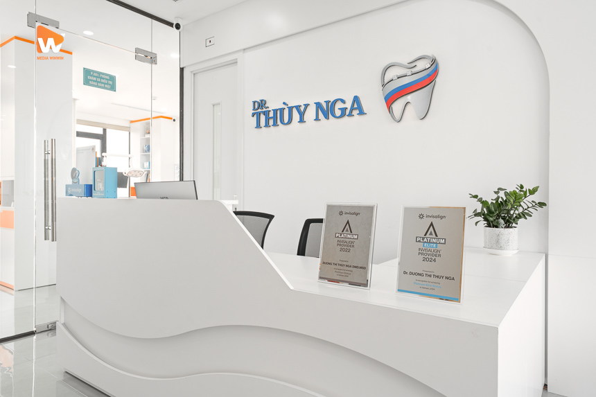 Quầy lễ tân và kỷ niệm chương tại phòng khám nha khoa Dr. Thùy Nga